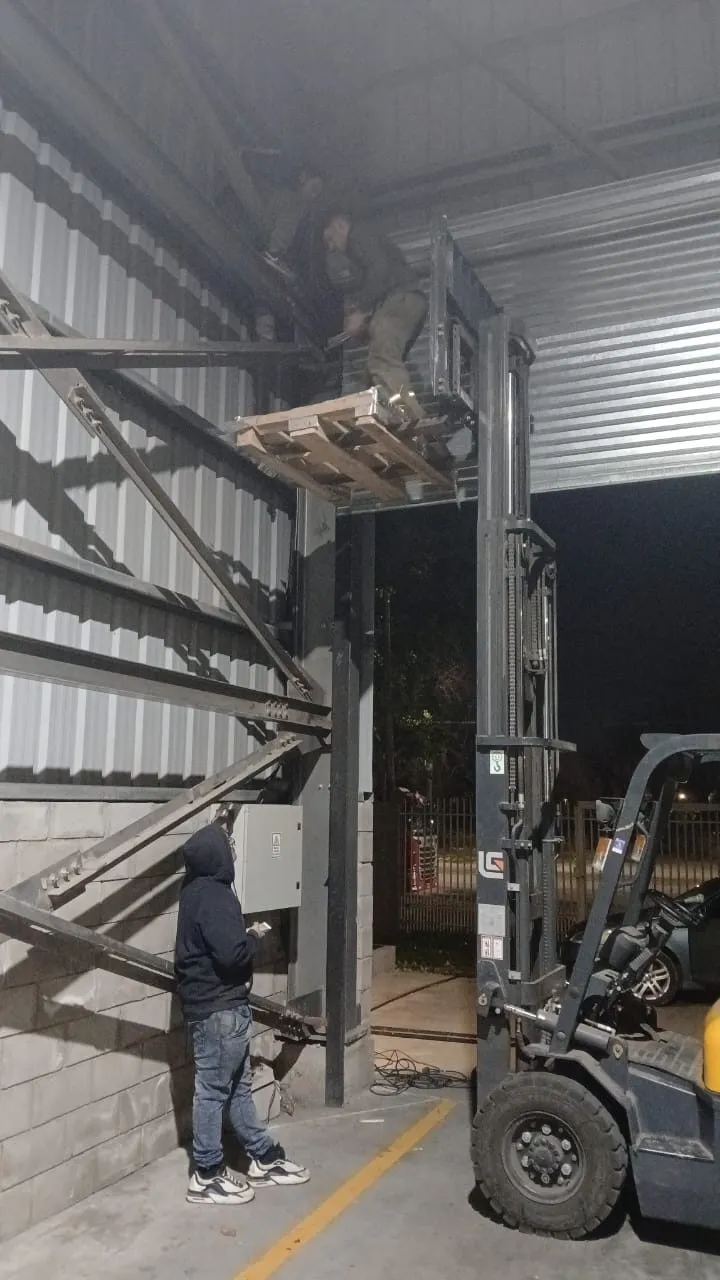 Reparación de cortina industrial de galpón con autoelevador, de noche