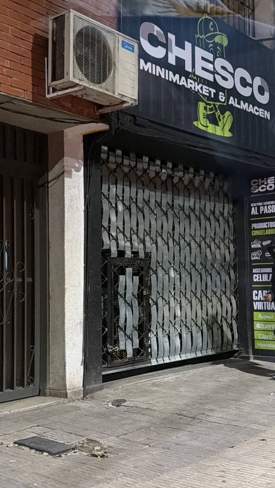 Cortina de malla de un minimarket y almacén