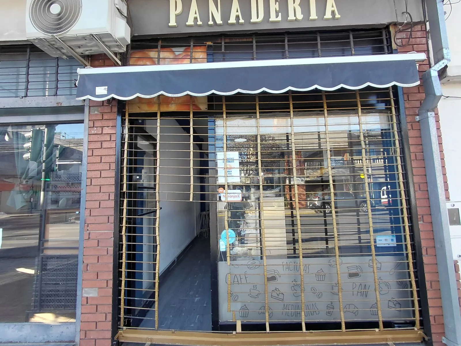 Reja de enrollar de una panadería, a media altura